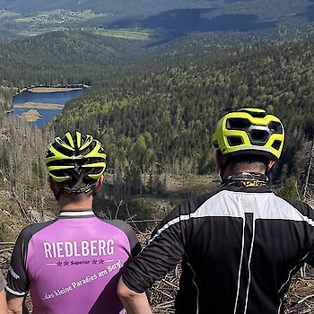 Zwei E-Biker am großen Arber mit Blick auf den kleinen Arbersee